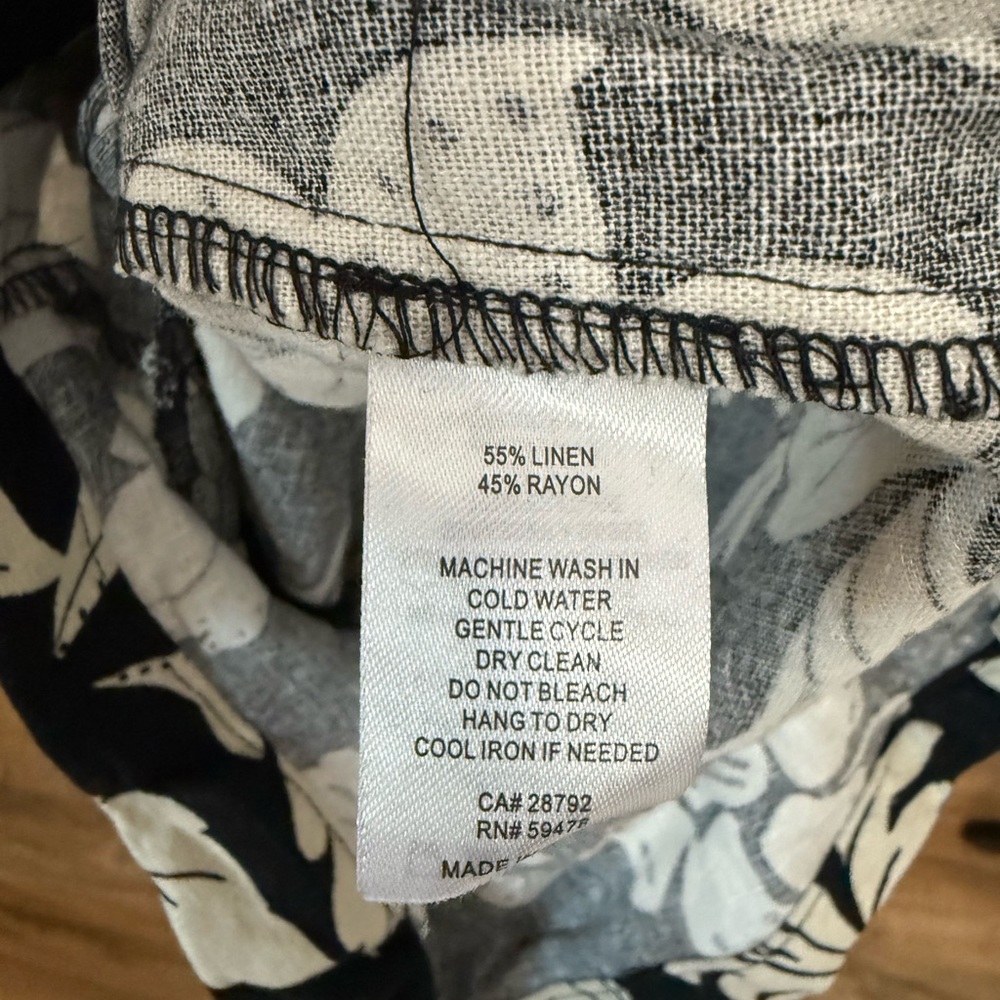 Rachel Zoe Black and Cream Floral Linen Blend Romper Size 2 - Picture 4 of 6